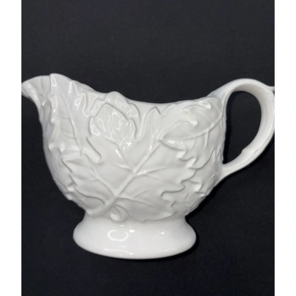 SHI Japan Gravy Boat White Embossed Maple Leaves Large‎ Ceramic China 4.5x8